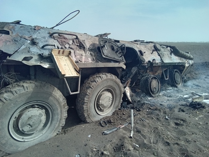 Вокруг было разбросано много всякого имущества. Часть десанта выжила, и они пытались убежать, побросав свои вещи