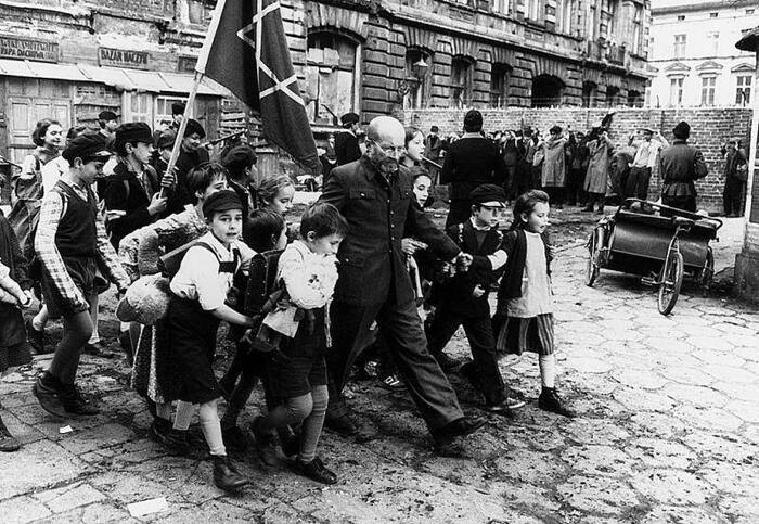 Ответ на пост «Через два часа взрослых расстреляли, а детям дали конфеты с ядом»