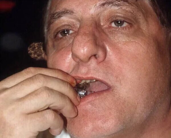 Мишель Лотито часто ел небольшие кусочки металла