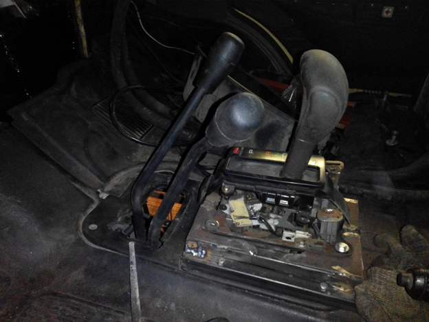 В салоне селектор встал возле рычагов раздатки. Все на заводских местах, как положено.