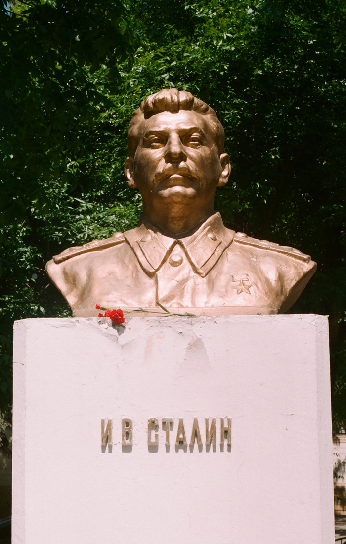 Это уже в Беслане, когда прилетаешь можно попроведовать товарища Сталина, это недалеко от аэропорта.