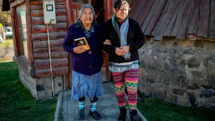 Кристина Кальдерон (слева) — последний человек Земли, свободно говоривший на яганском языке (умерла в 2022 году)
