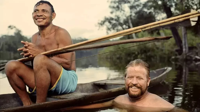 Индеец пираха и Дэн Эверетт — ученый-миссионер, изучавший племя более 20 лет