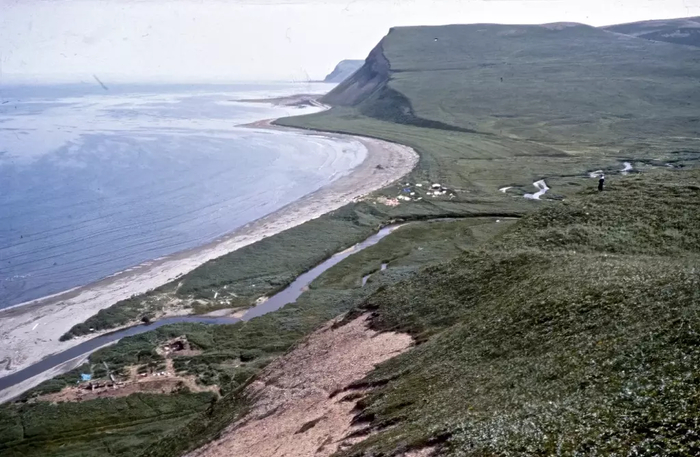 Бухта Командора на острове Беринг, куда пристал разбитый пакетбот «Святой Петр»