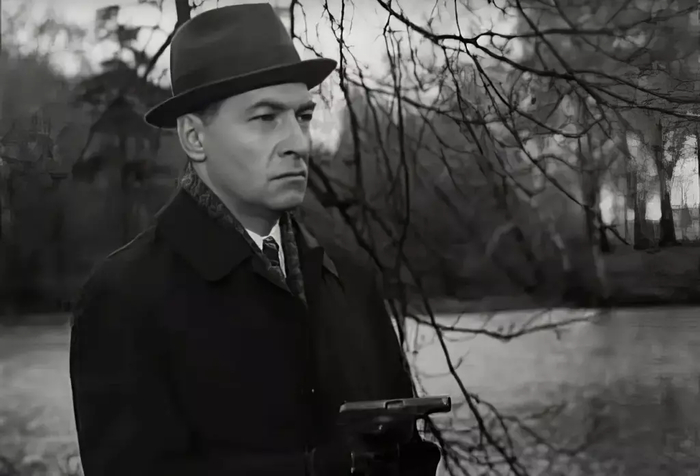 Сцена убийства агента Клауса. Попутный киноляп — пистолет в руке сильно похож на советский ПМ