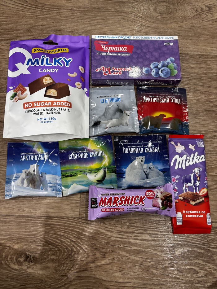 Из съедобного : Конфеты без сахара (очень нежные на вкус ), мармелад,шоколадка, протеиновый снек и что-то необычное , напитки (еще не попробовала , все впереди )