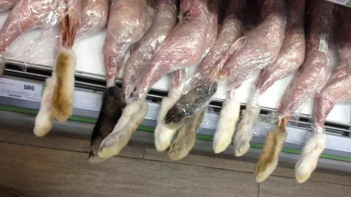 Кроличьи тушки принято продавать с неосвежеванными лапами