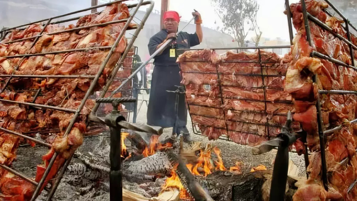 Кошачий гриль на гастрономическом фестивале в Перу