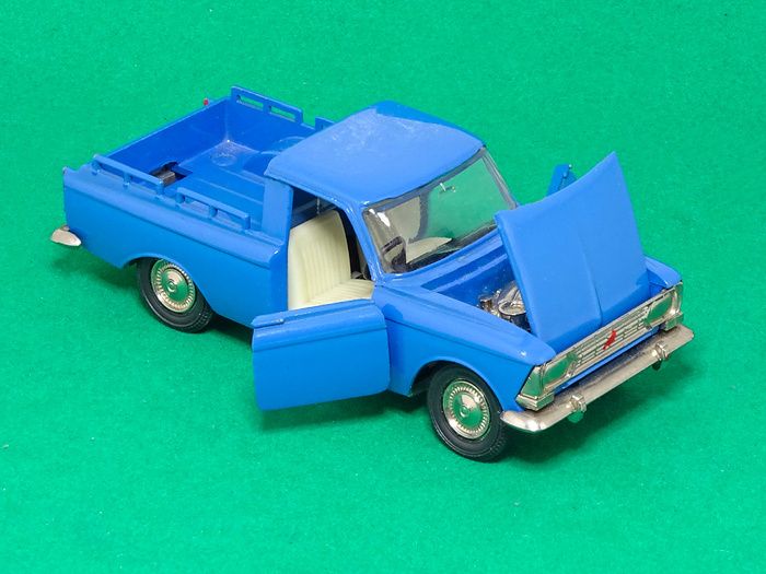 Рис. 9. Саратовская модель автомобиля «Москвич»-Пикап с правым расположением рулевого колеса с открытыми дверьми и капотом