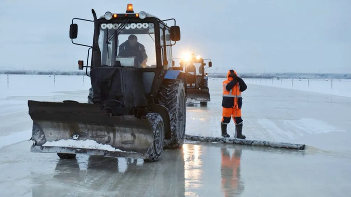 Заливка ледовой переправы в Салехарде
