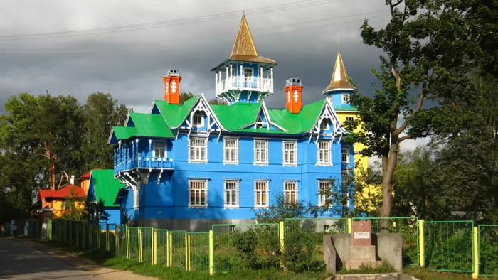 Здание общины чуриковцев в Вырице