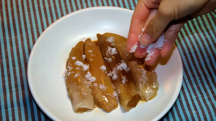 Копальхен чаще всего едят, нарезая тонкими ломтиками, присыпая солью