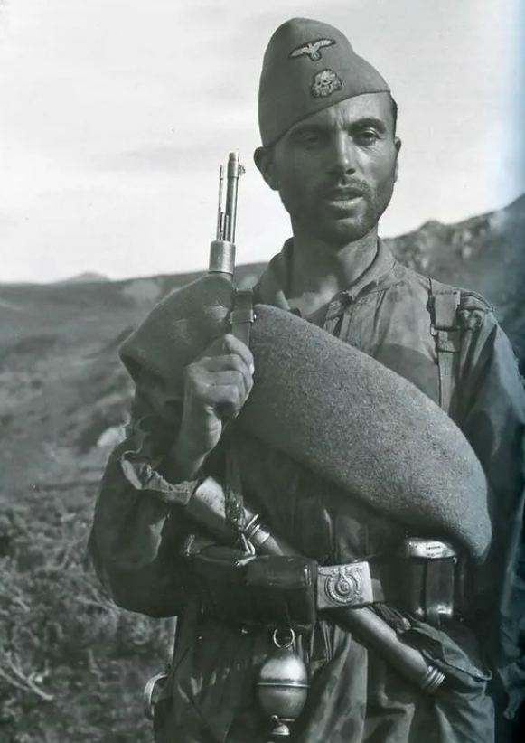 Боец 21-ой дивизии "Скандербег", военнослужащие которой при вступлении клялись на Коране вести джихад с неверными