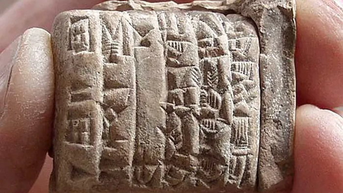 Фрагмент глиняной таблички с шумерским эпосом