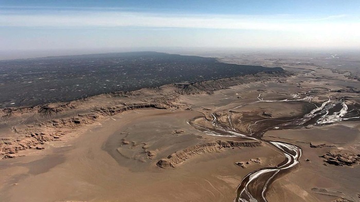 Вид на плато Гандом Берьян покрытое черной вулканической породой. Фото из интернета.