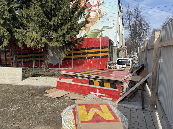 Процесс монтажа мозаичного панно