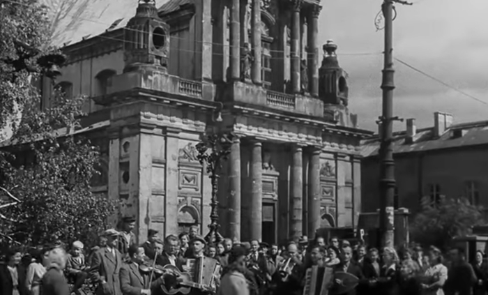 Варшава - площадь перед костелом.