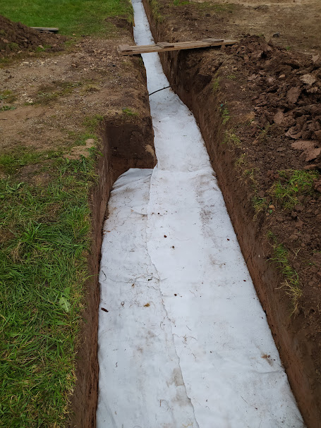 утрамбовка песка, щебня, щебень привезли гранитный, ну не назад же отправлять?)