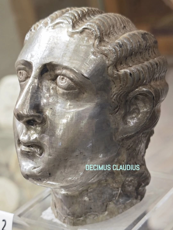 Серебряная голова древнеримской женщины