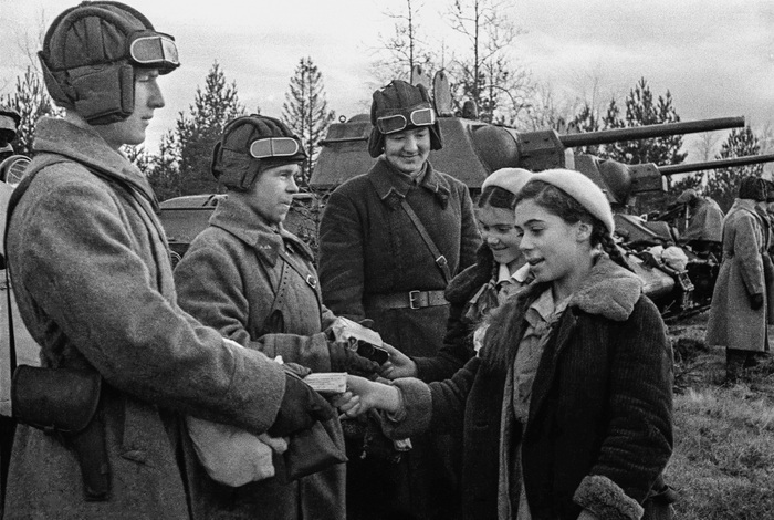 Во время передачи танковой колонны «Московский пионер», построенной на средства пионеров из Москвы и области, бойцам Красной Армии.Автор – С.И. Васин. Дата съемки – 1942г.