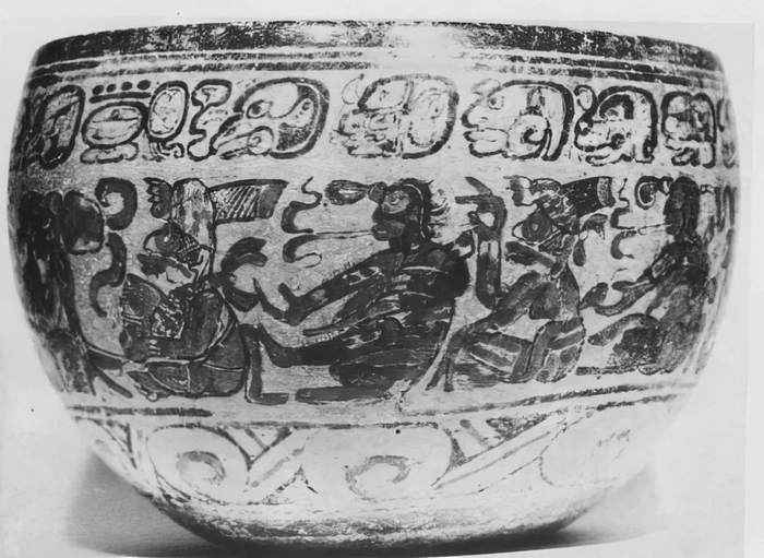 Именно на этой древней чаше ученый рассмотрел сцены клизмения и прочитал их рецепт