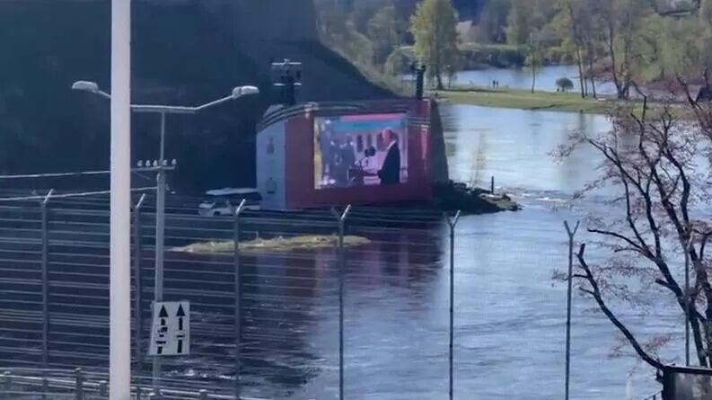 Жителям Эстонии показали парад Победы на российской границе
