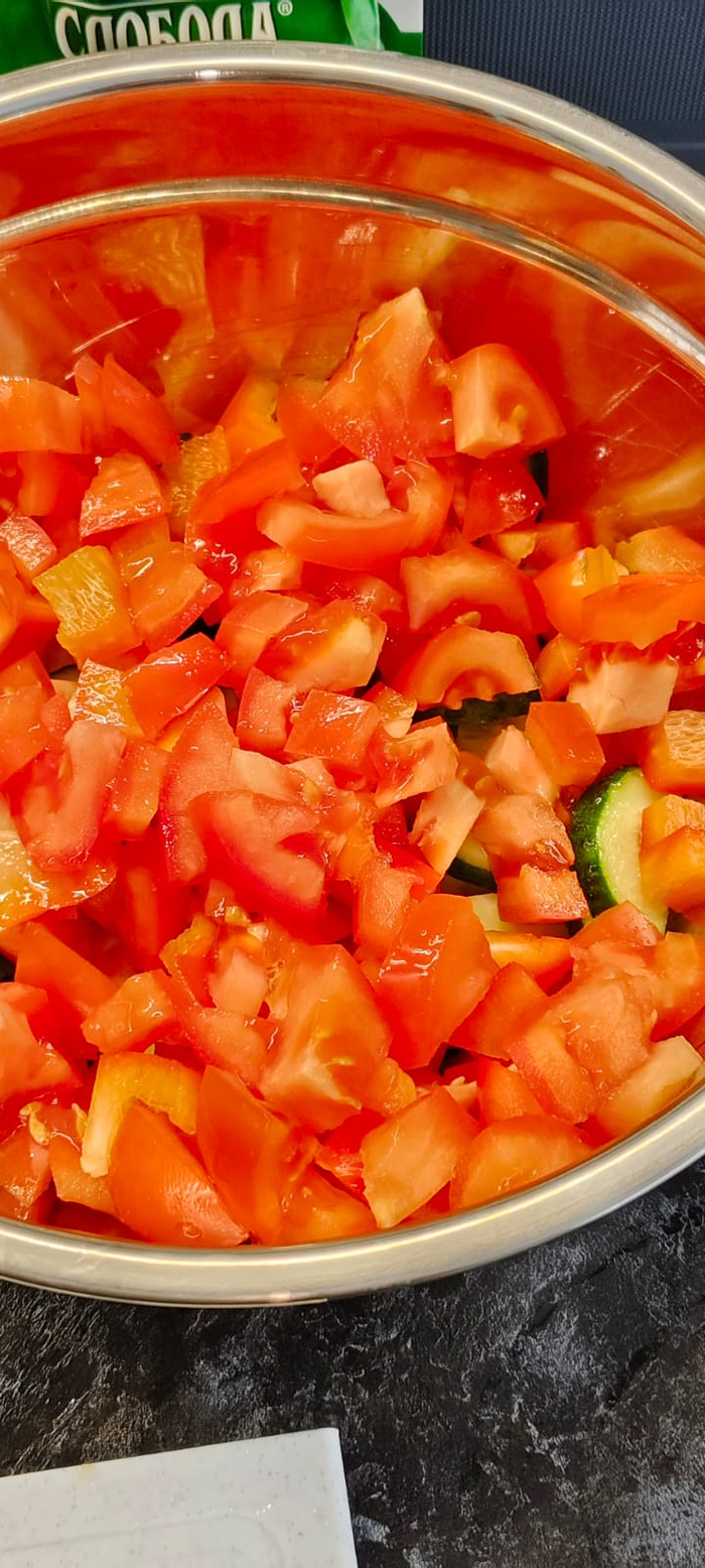 Режу овощи в миску.