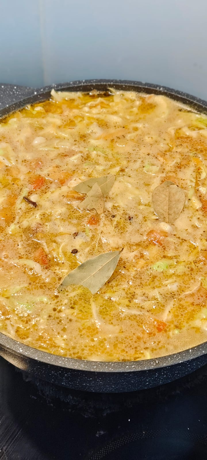 Добавляю тушенку, нарезанные томаты, болгарский перец и специи. Варю до готовности картошки