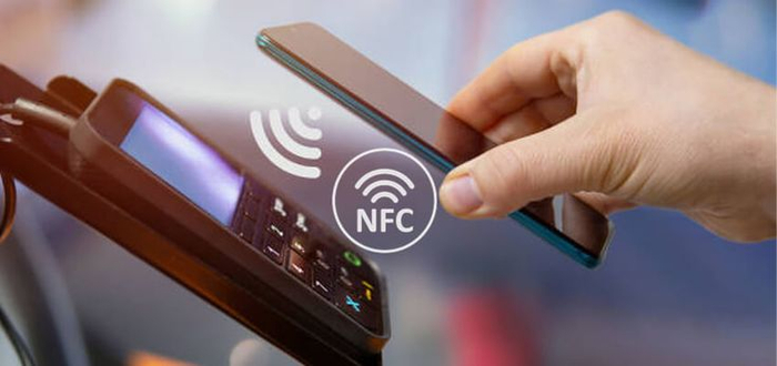 Современные бесконтактные дебетовые карты работают на основе технологии NFC (Near Field Communication), которая позволяет проводить платежи без физического контакта с терминалом. Эта функция уже стала стандартом у большинства банков России.