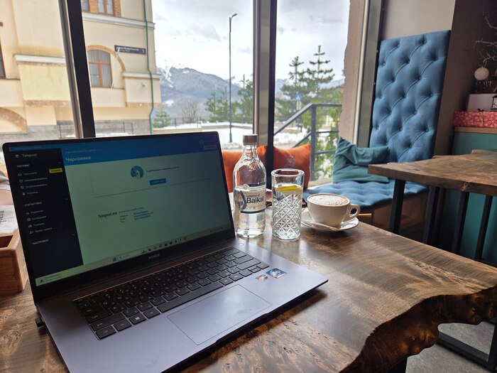 Также рекомендую брать столик у окна - красивые виды без дополнительной платы🤩.