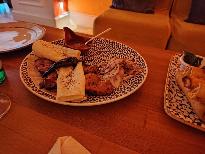 27 лари, около 900р