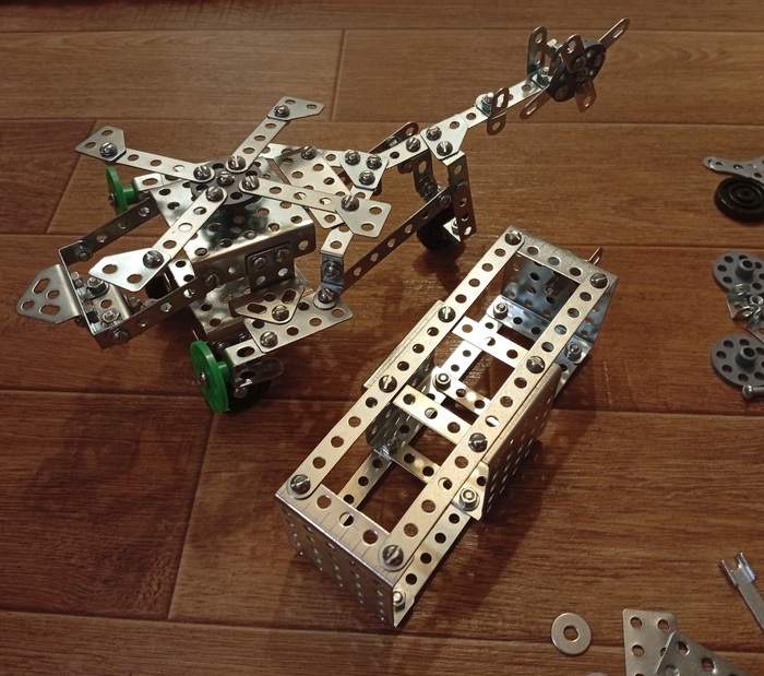 *у вертолета специалиные грузовые скобы для подвеса контейнера.