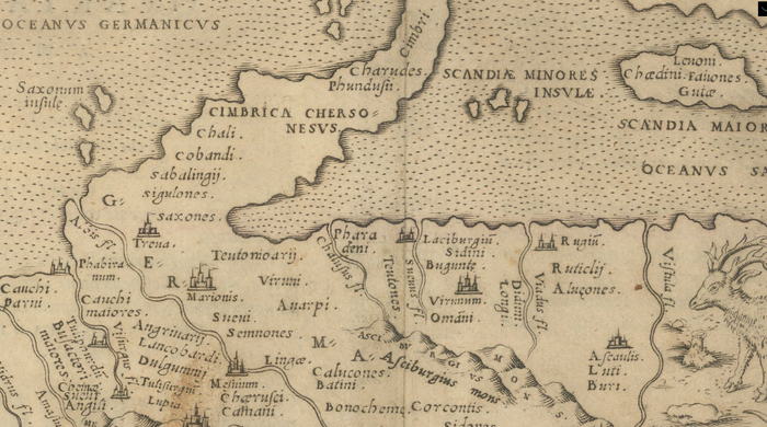 "Tabula Europae IIII", изданная в Венеции в 1561 году, представляет собой взгляд на Германию, Данию и Балтийский регион с точки зрения ее автора Джироламо Рускелли.