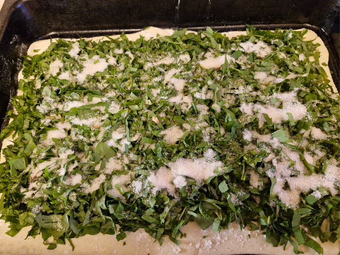 Белое - это сахар. Щавелевый пирог требует много сахара.