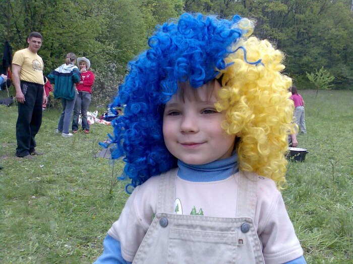 Пикник после каких-то спортивных игр. Одолжил парик у дяди Марика (отца Гоши, кстати). К сожалению, 2 года назад он умер от онкологии.