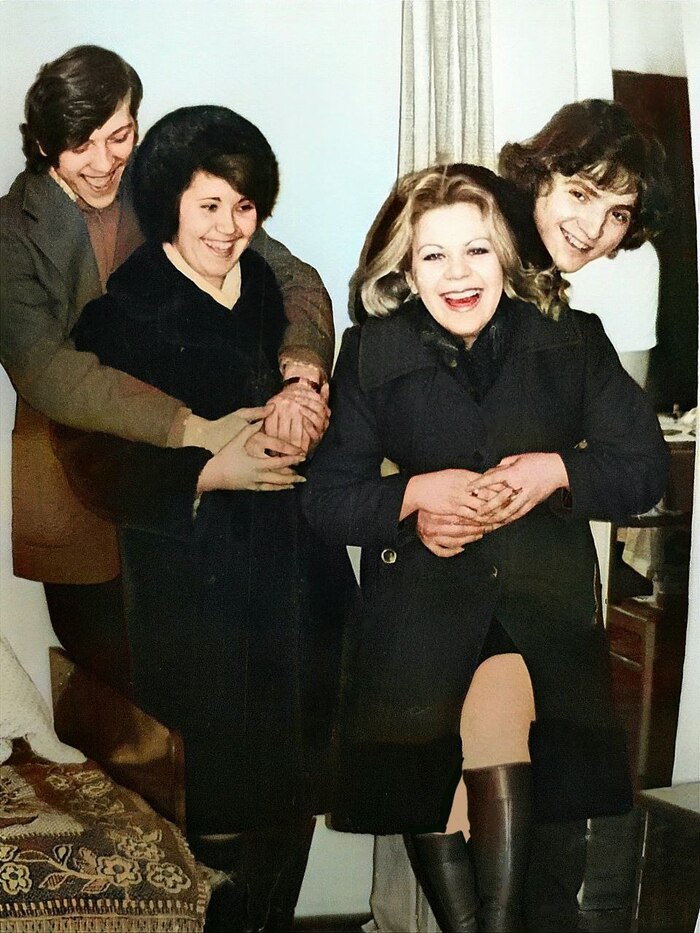 Бабушка с дедушкой в молодости (справа)