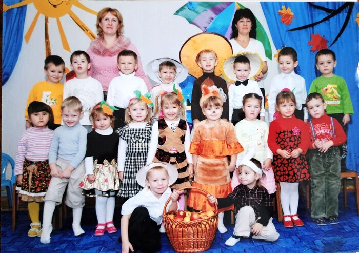 Любимый детский сад. До сих пор помню моего воспитателя -- Валентину Николаевну (она слева), которая сидела над нами как "квочка"