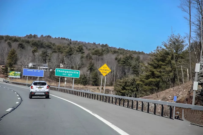 Но в целом американские знаки дружелюбны к водителям. Правда, если вы хорошо владеете английским