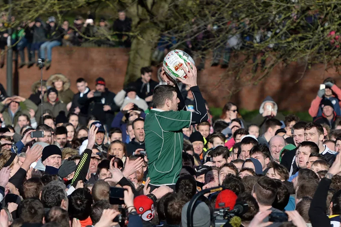 Эпичная футбольная баталия на улицах города