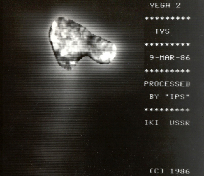 Снимок кометы Галлея, полученный советским космическим аппаратом "Вега-2".