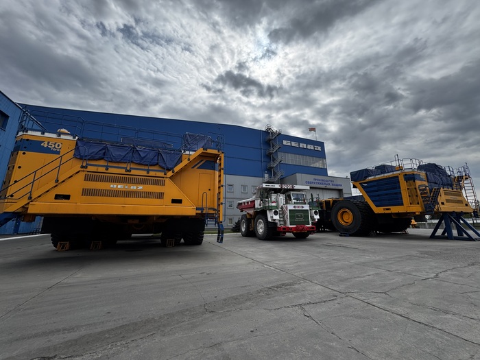 Между 450 тонными монстрами притаился малыш грузоподъёмностью 90 тонн.