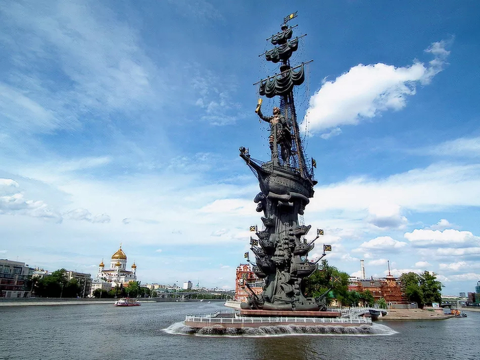 Памятник Петру I на Москве-реке