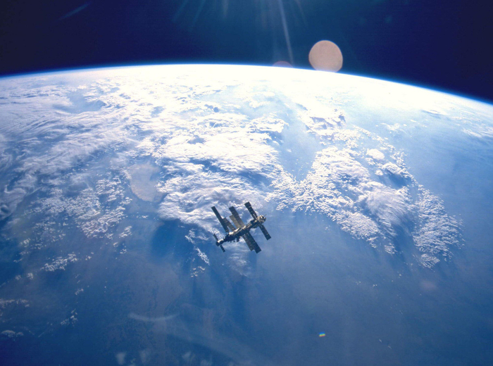 Станция "Мир" на орбите Земли 2001 год.