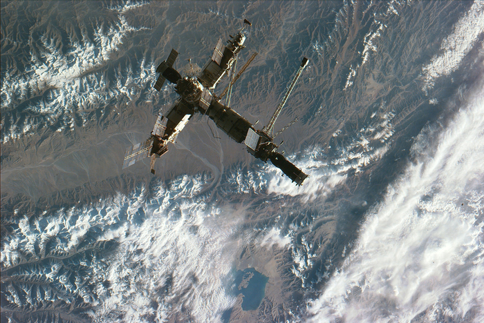 Орбитальная станция "Мир". Снимок 1996 года.