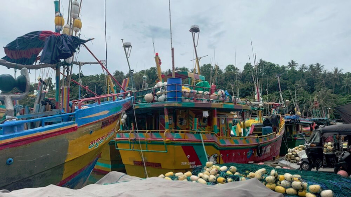 Их позитивные лодочки