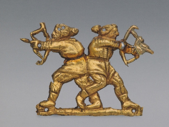 Бляшка нашивная в виде фигурок лучников. Золото. Высота: 2,8 см. Боспорское царство, середина IV в. до н.э. Курган Куль-Оба. Крым, окрестности Керчи. Поступила в 1831 г. Инв. № КО.-65. Золотая кладовая Галереи драгоценностей в Государственном Эрмитаже.
