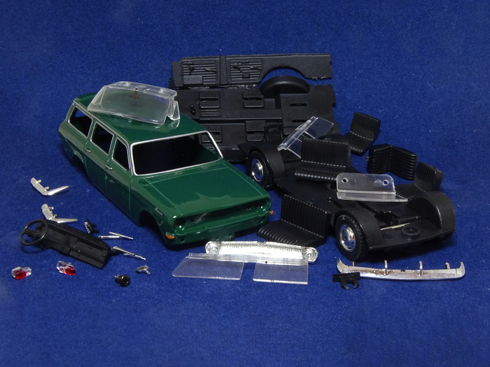 Рис. 2. Модель автомобиля ГАЗ-24-02 «Волга» из журнальной серии «Автолегенды СССР» № от Deagostini в разобранном виде