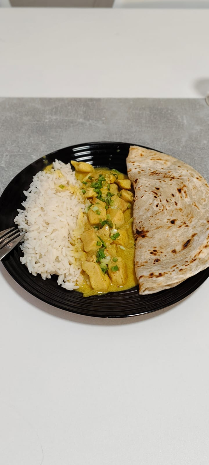 Подаю. Рис, курочка ( посыпанная лучком) лепёшка.