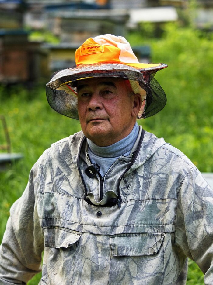 На фото Профессор мёда Раиф Яхин.