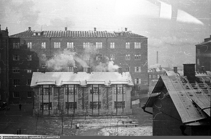 Вид со двора на свободное пространство (правее) между корпусами №19 и №17. Там потом построят 9-этажную сталинку, 1939.